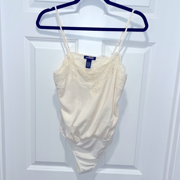 Express CREAM Lace Trim Downtown Cami Thong Bodysuit XS LIKE NEW - Picture 3 of 11